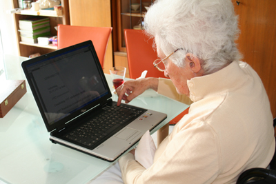 Eine Frau am Laptop